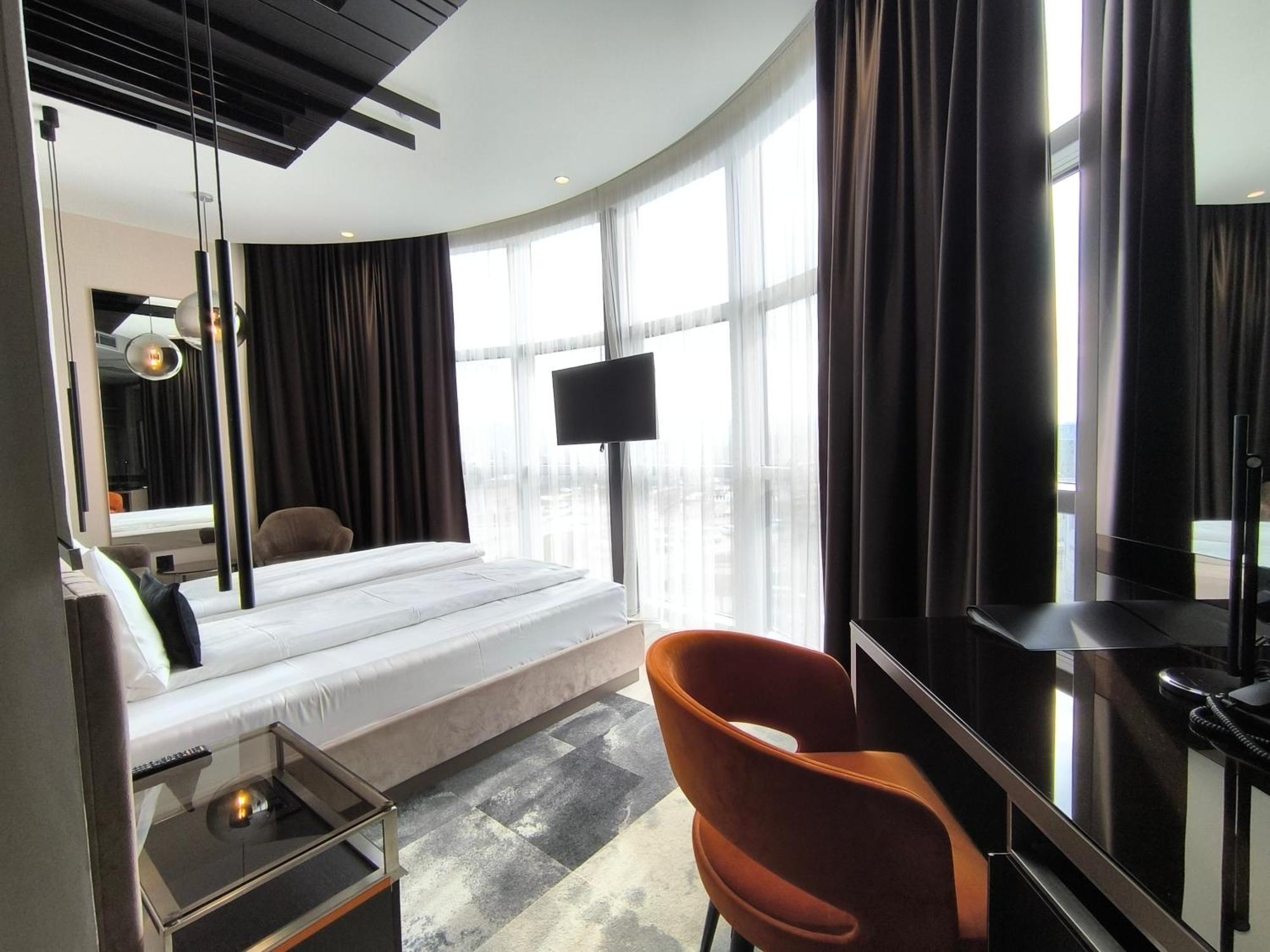 Hotel Zeneva Lux Kragujevac Dış mekan fotoğraf