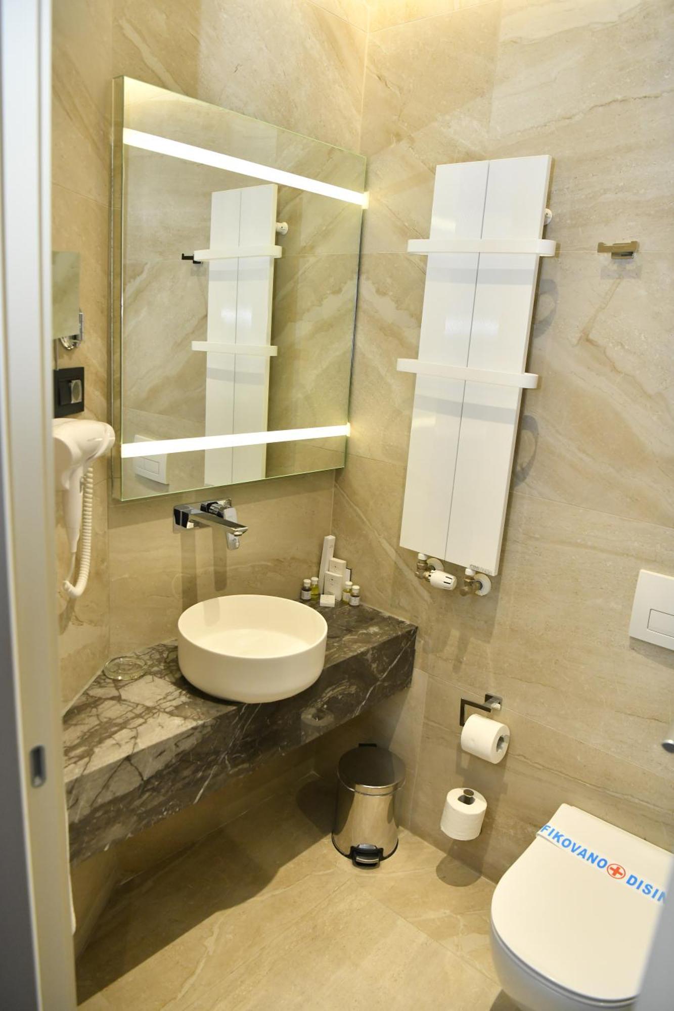 Hotel Zeneva Lux Kragujevac Dış mekan fotoğraf