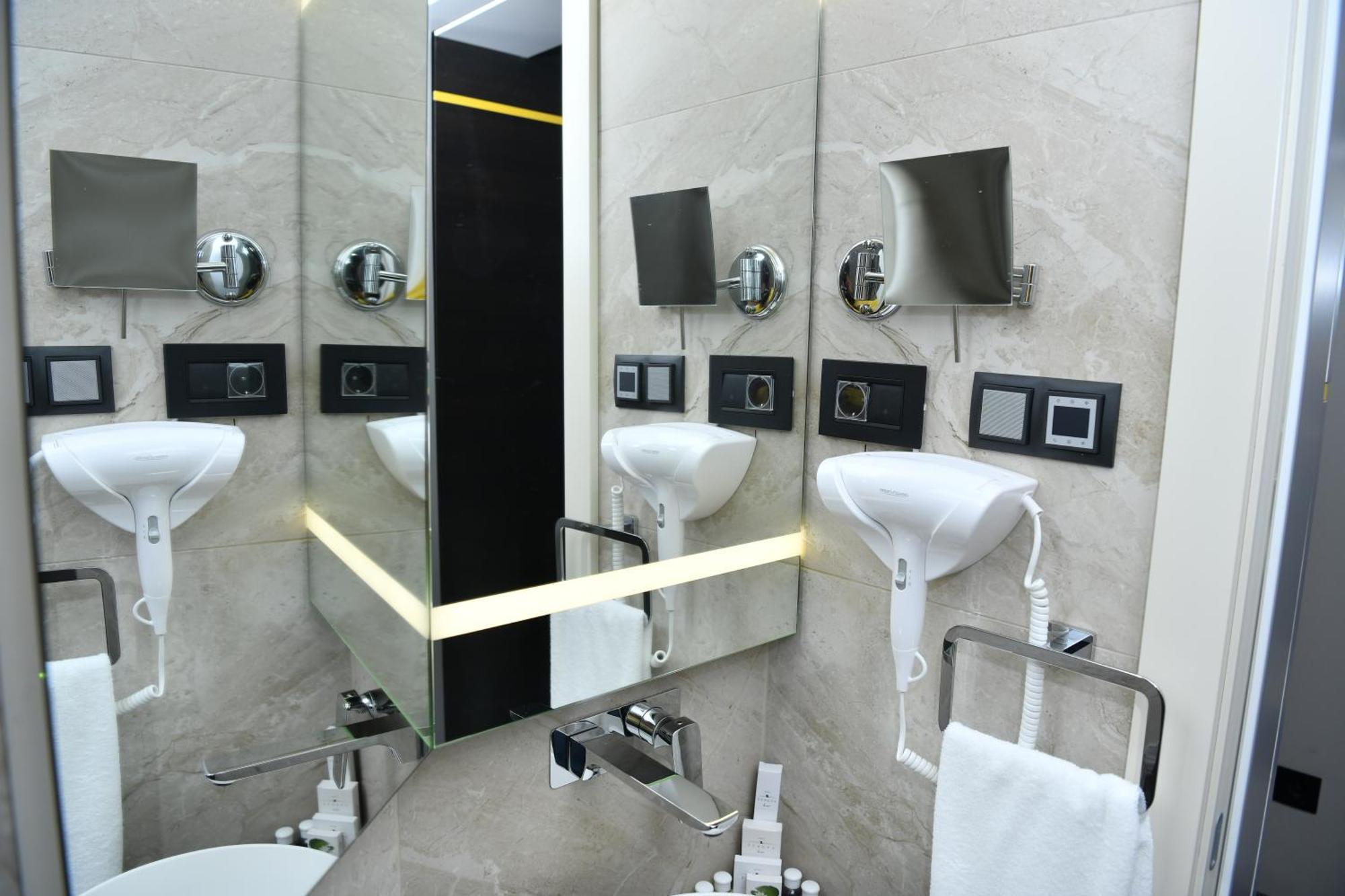Hotel Zeneva Lux Kragujevac Dış mekan fotoğraf